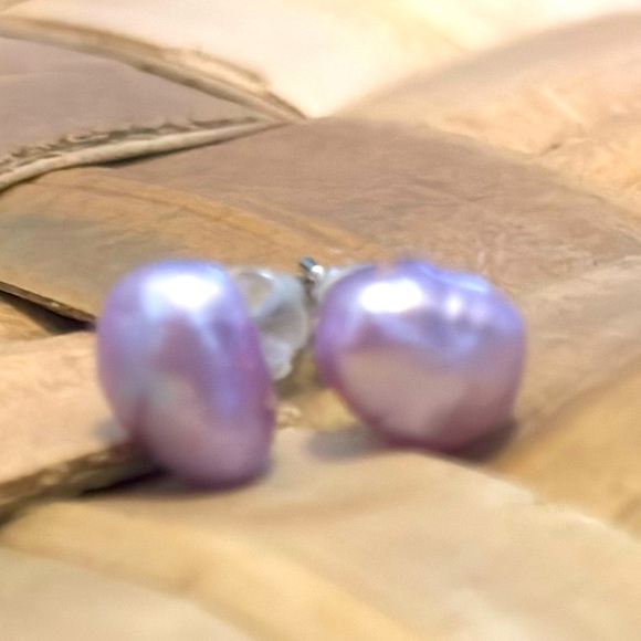 Lavender freshwater stud earrings - Picture 1 of 4